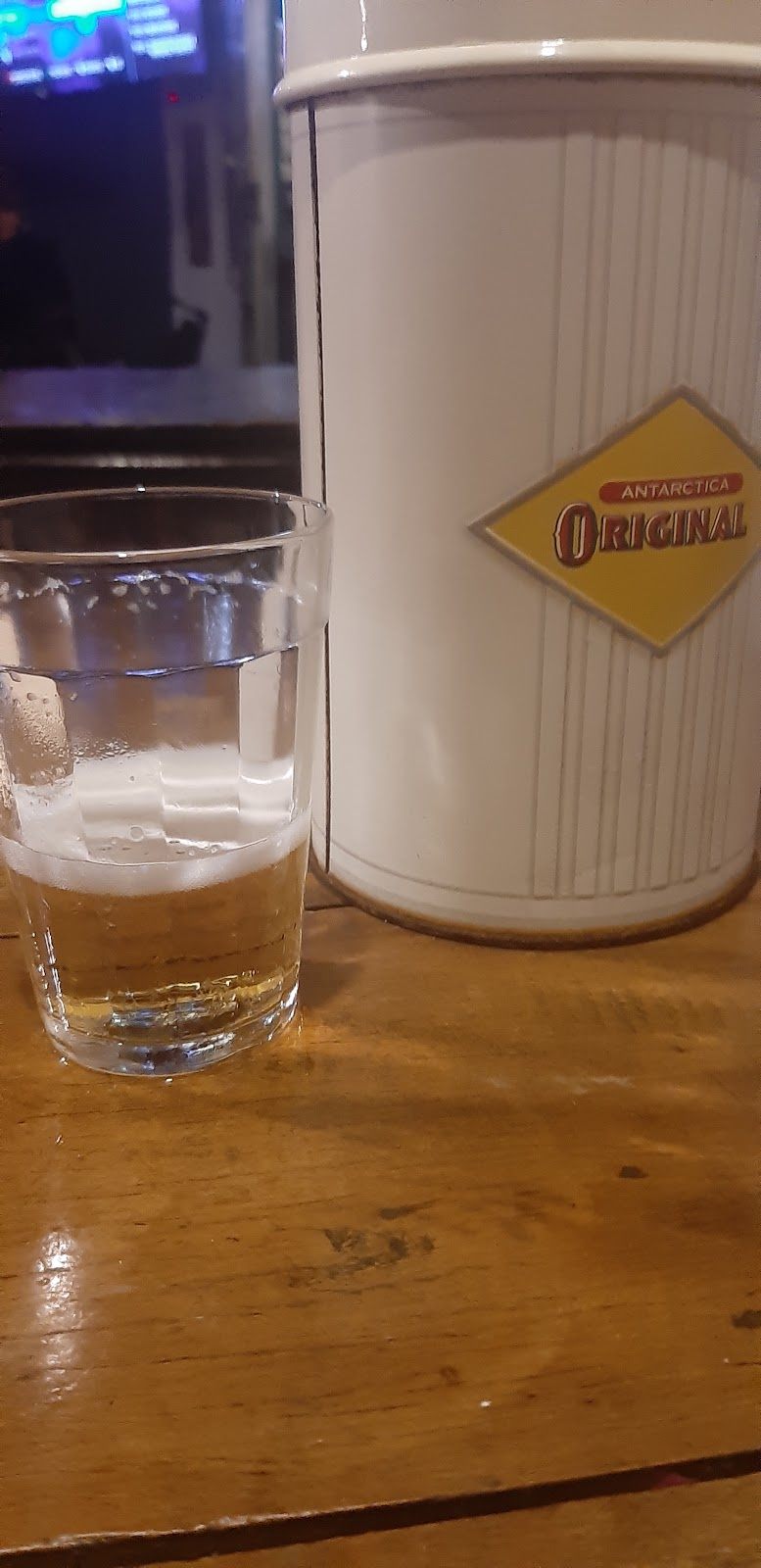 Cerveja gelada servida no Nick Bar