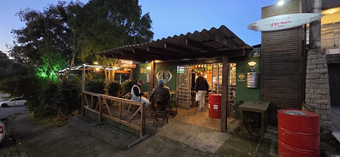 Fachada do Nick Bar no Bigorrilho ao entardecer
