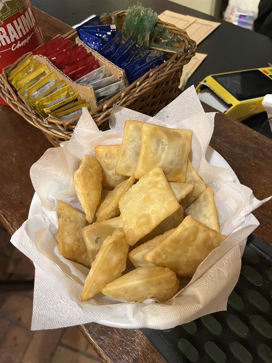 Cesta de pastéis crocantes no Nick Bar